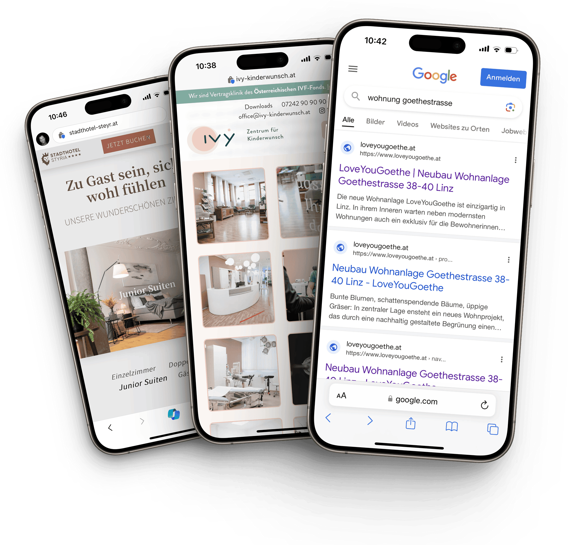 Drei iPhones mit Website-Screenshots