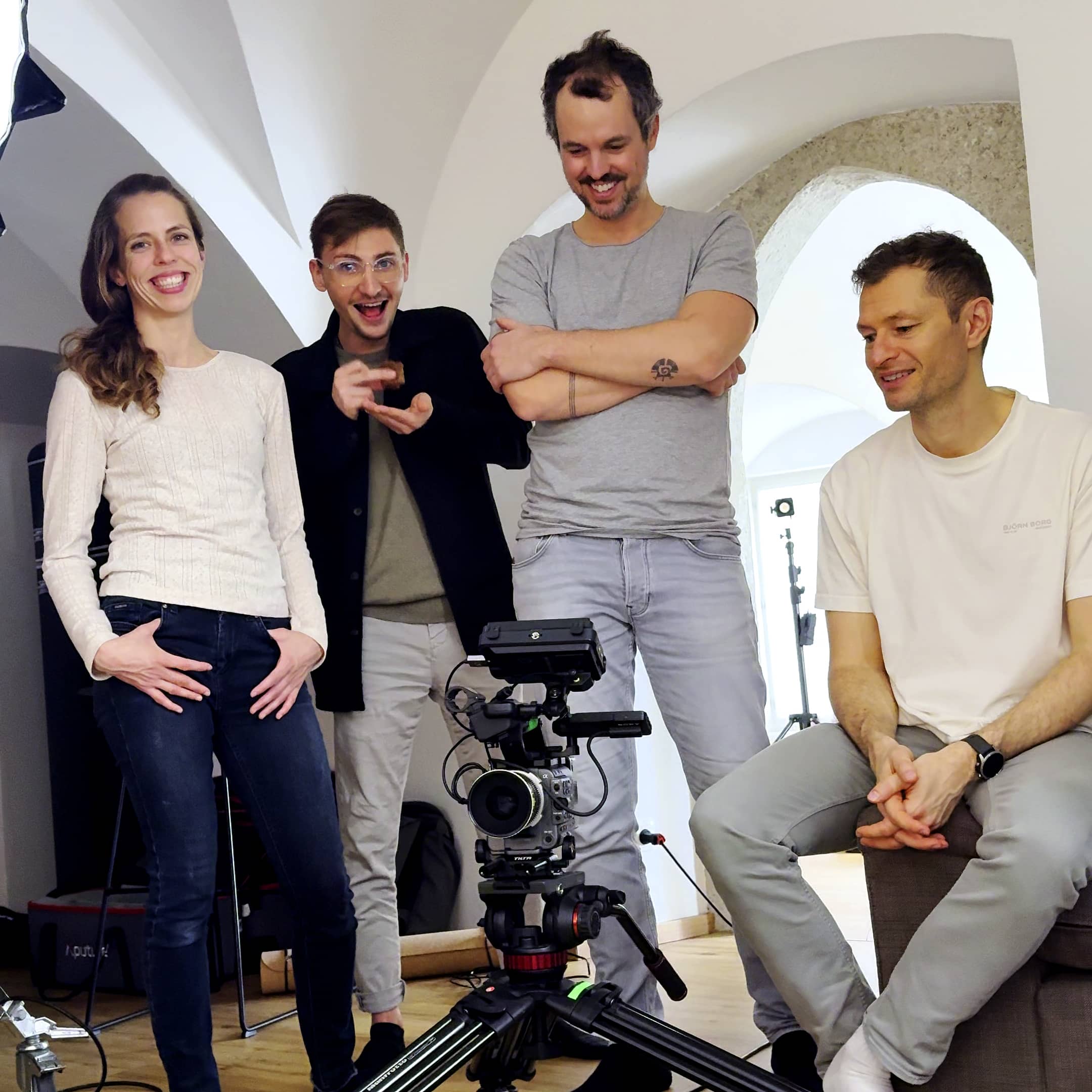 IRRETIO Mitarbeiter gemeinsam mit Kunden bei einem Videodreh