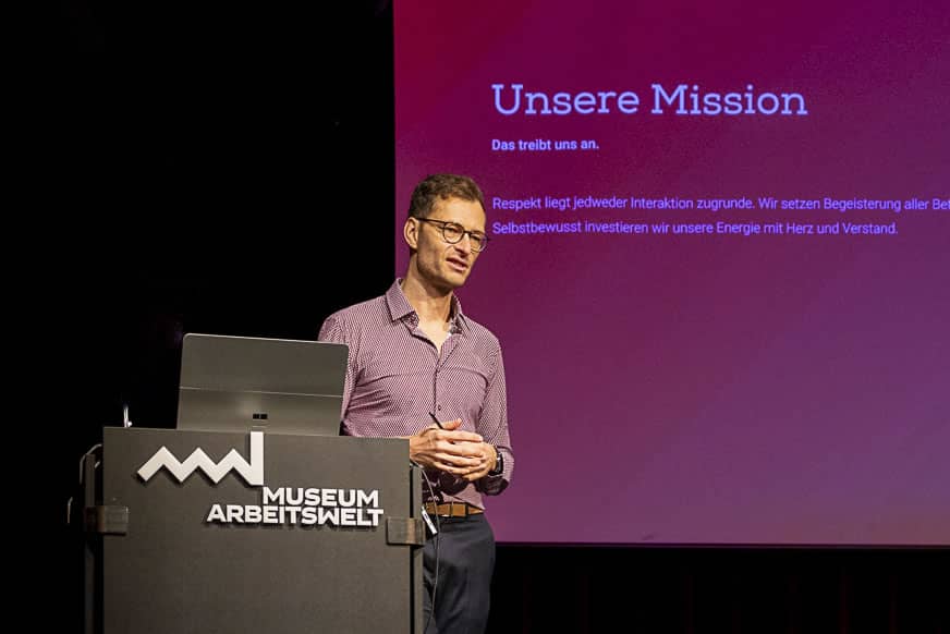 Mag. Philipp Infanger der Agentur IRRETIO auf der Bühne bei einer Online Marketing-Präsentation