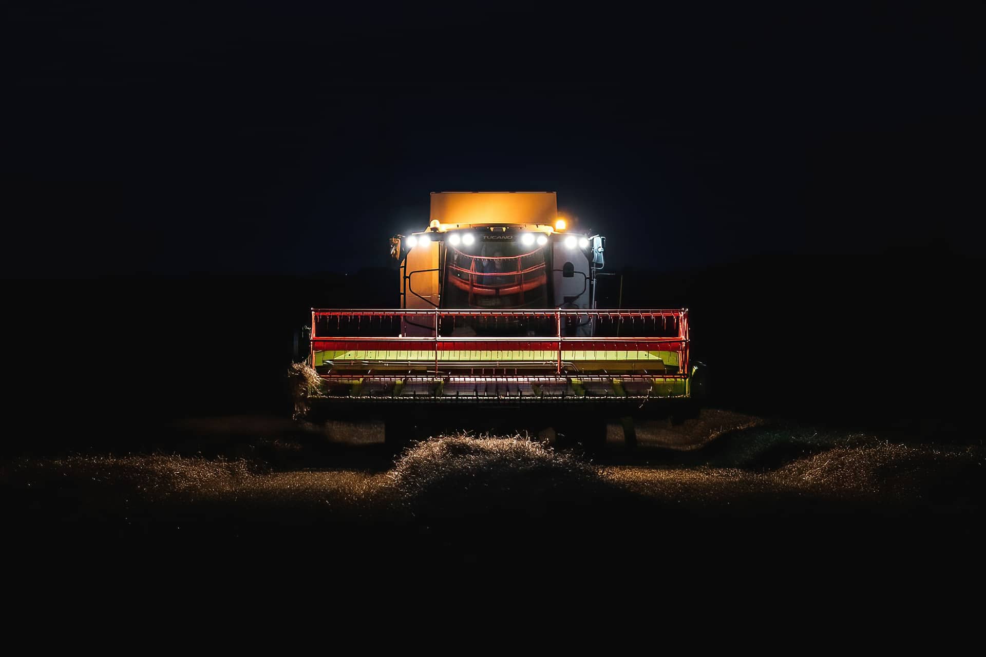 Gewerbe Fotografie Produktfotografie Mähdrescher bei Nacht beleuchtet