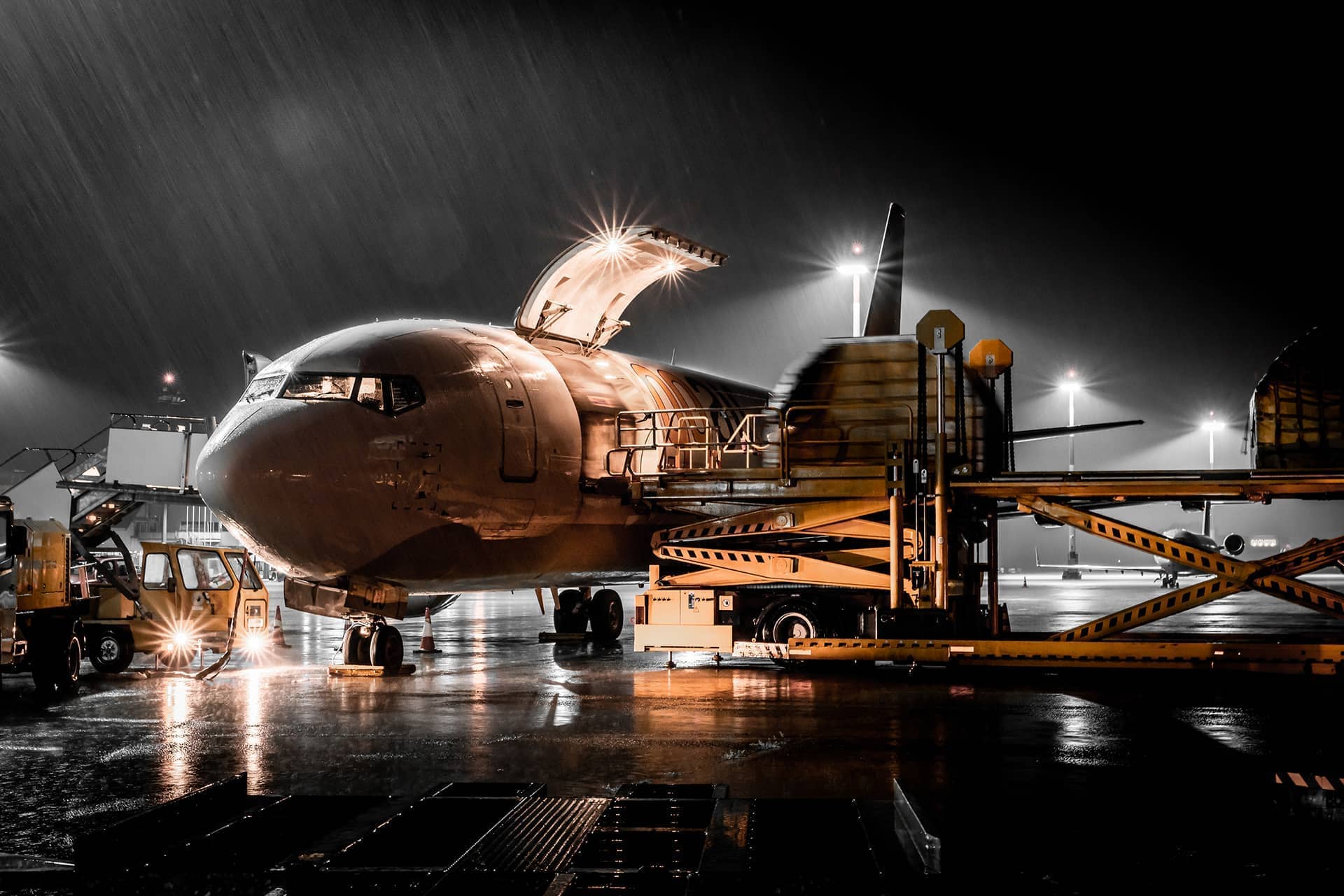 Foto Flugzeug am Flughafen bei Nacht