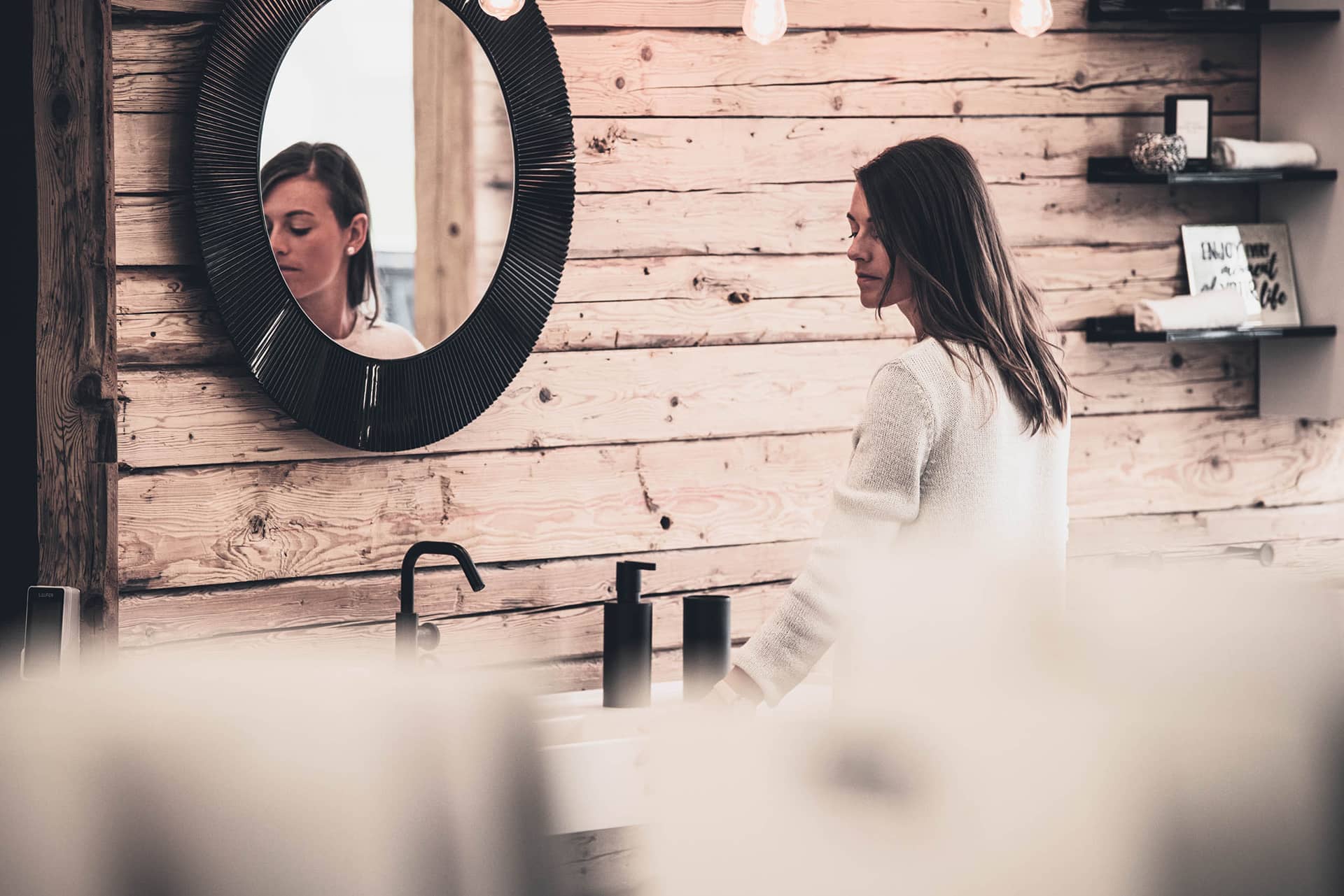 Gewerbe Fotografie Produktfotografie Sanitäranlagen mit junger Dame